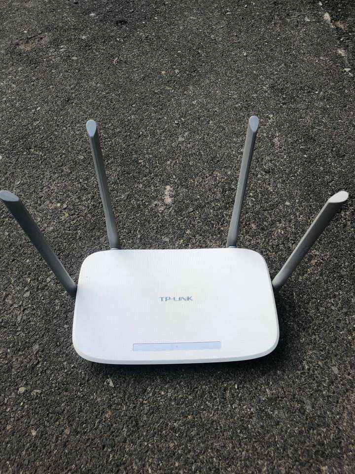 Bộ phát wifi TP-LINK 4 râu XUYÊN TƯỜNG, băng tần kép, AC1200 cực khỏe
