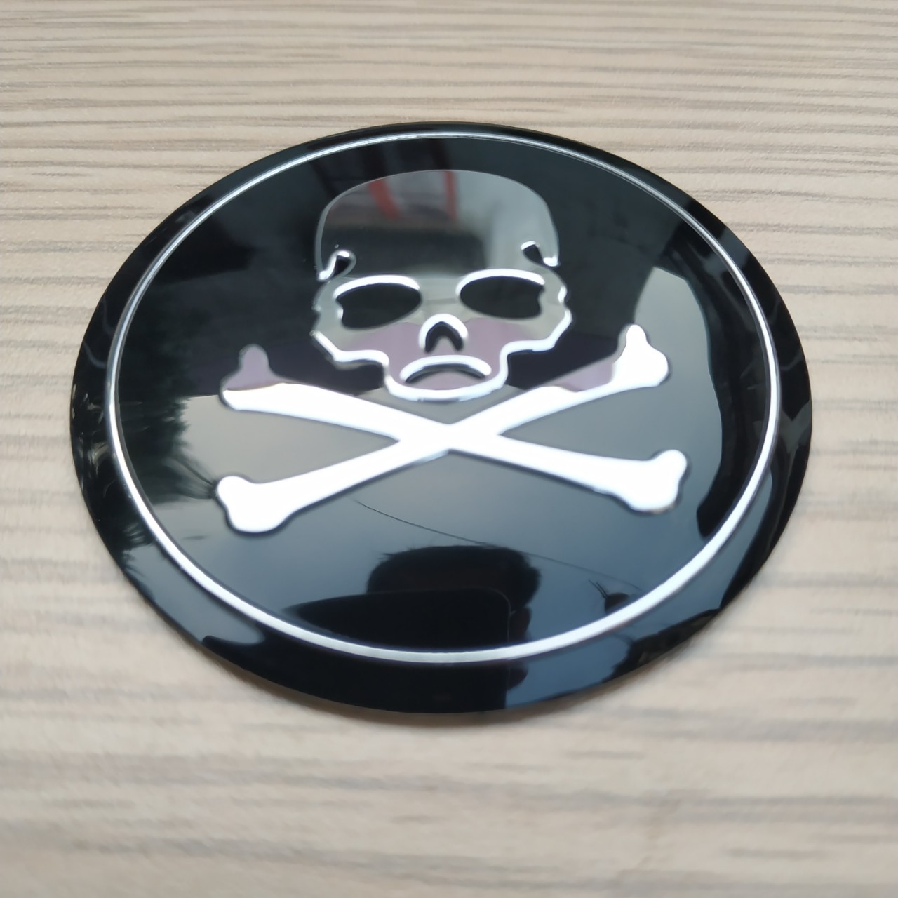 Bộ 2 Logo Nhôm dán mâm xe ô tô tròn skull - đầu lâu nền đen đường kính 5.6cm