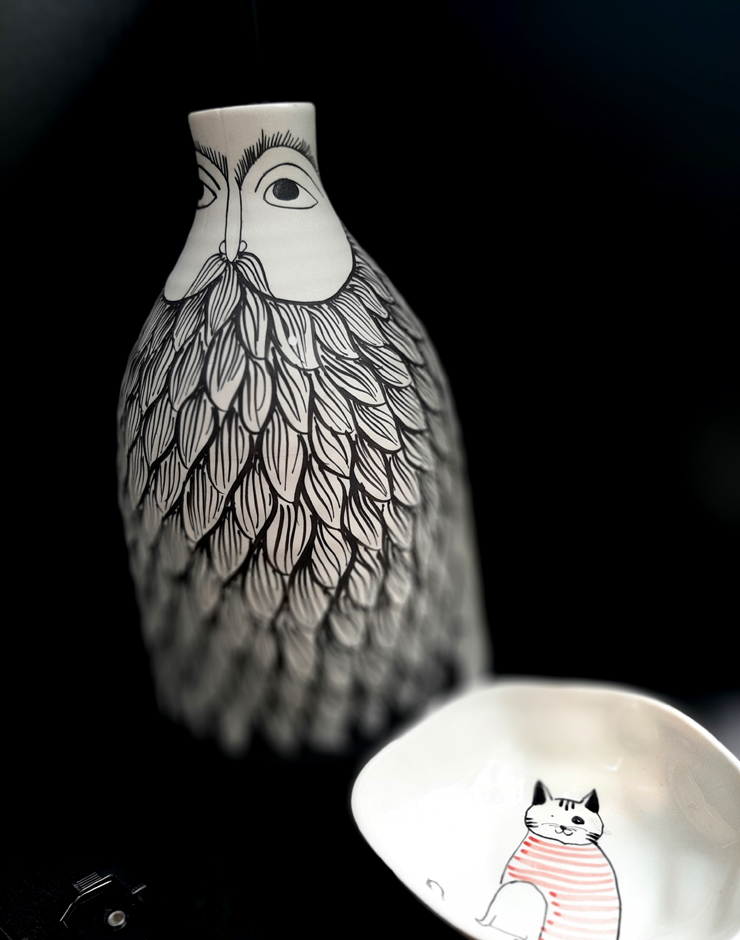 Facial hair vase- bình cắm hoa vẽ mặt râu - chất liệu gốm sứ mộc sản xuất tại xưởng gốm sứ authentic bat trang ceramics