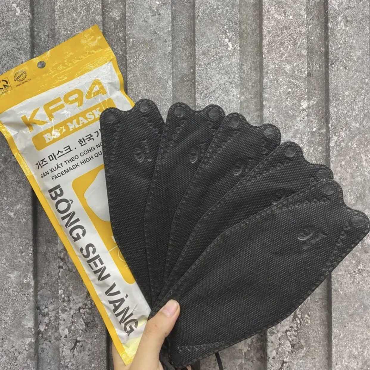 [Set 50 cái] Khẩu Trang KF94 4 Lớp Màu đen hiệu Bông Sen Vàng kiểu dáng 4D Chống Bụi Mịn Và Kháng Khuẩn Hàng Cao cấp