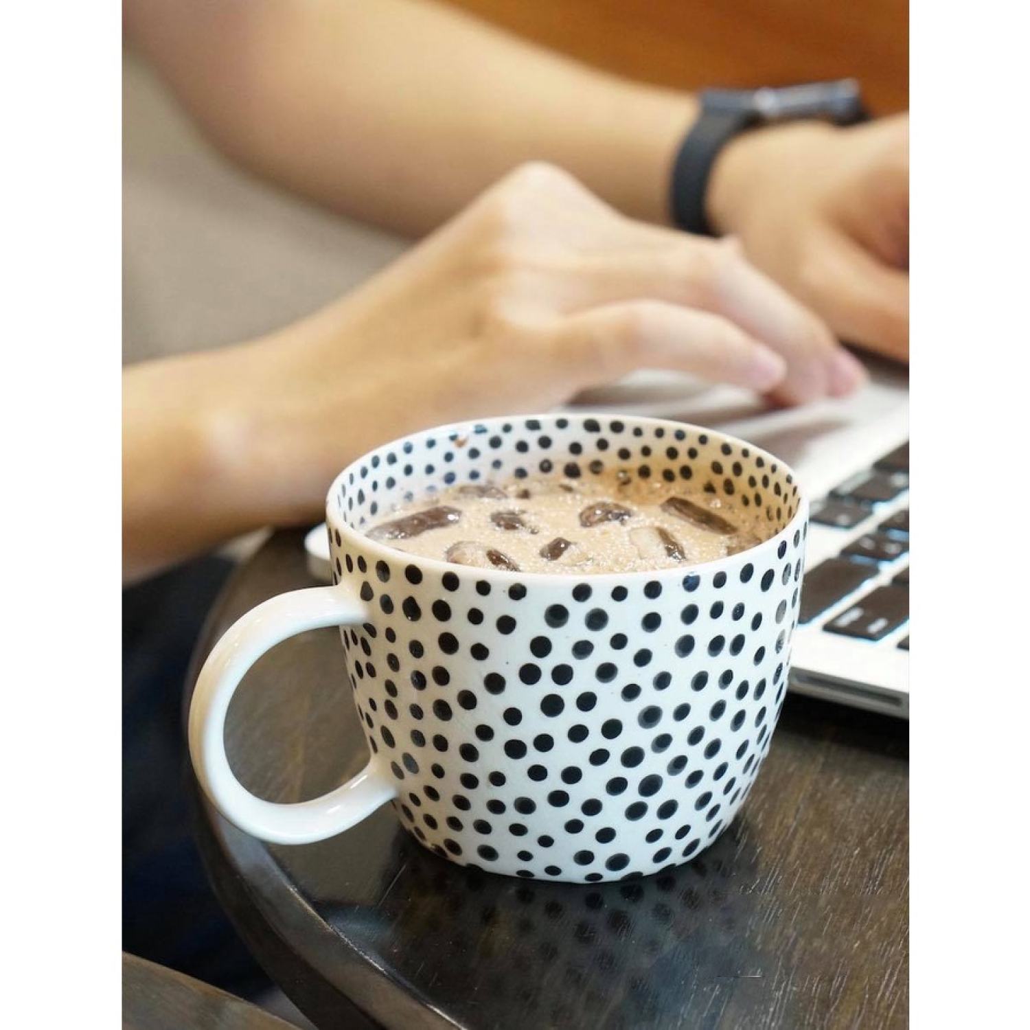 Cốc chấm đen có quai, men mát, dung tích 300ml, gốm sứ Bát Tràng cao cấp, dùng uống nước, trà, cà phê - LÀNG GỐM