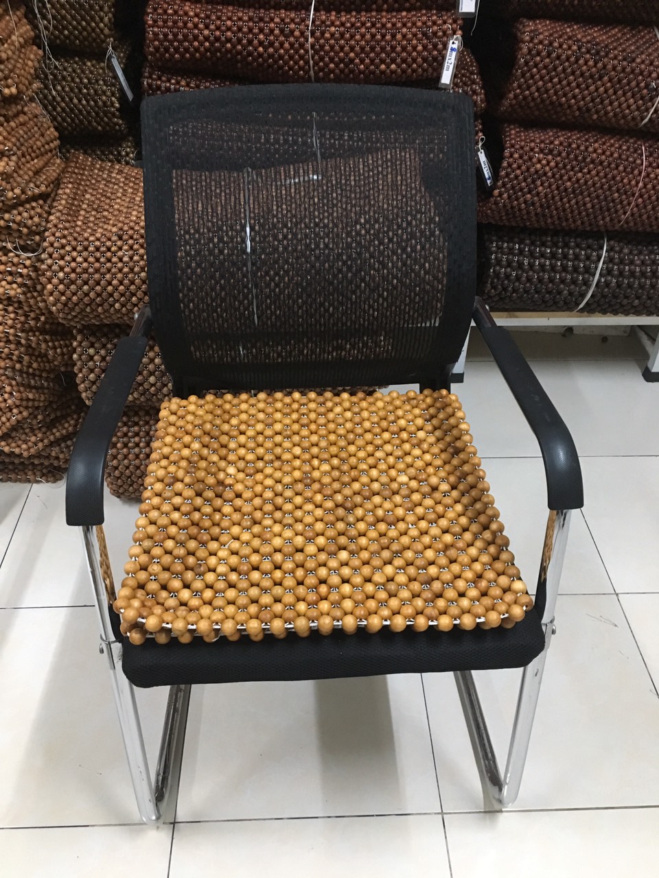 Đệm lót ghế văn phòng hạt gỗ pơ mu kích thước 45cm x45cm - 1.8cm
