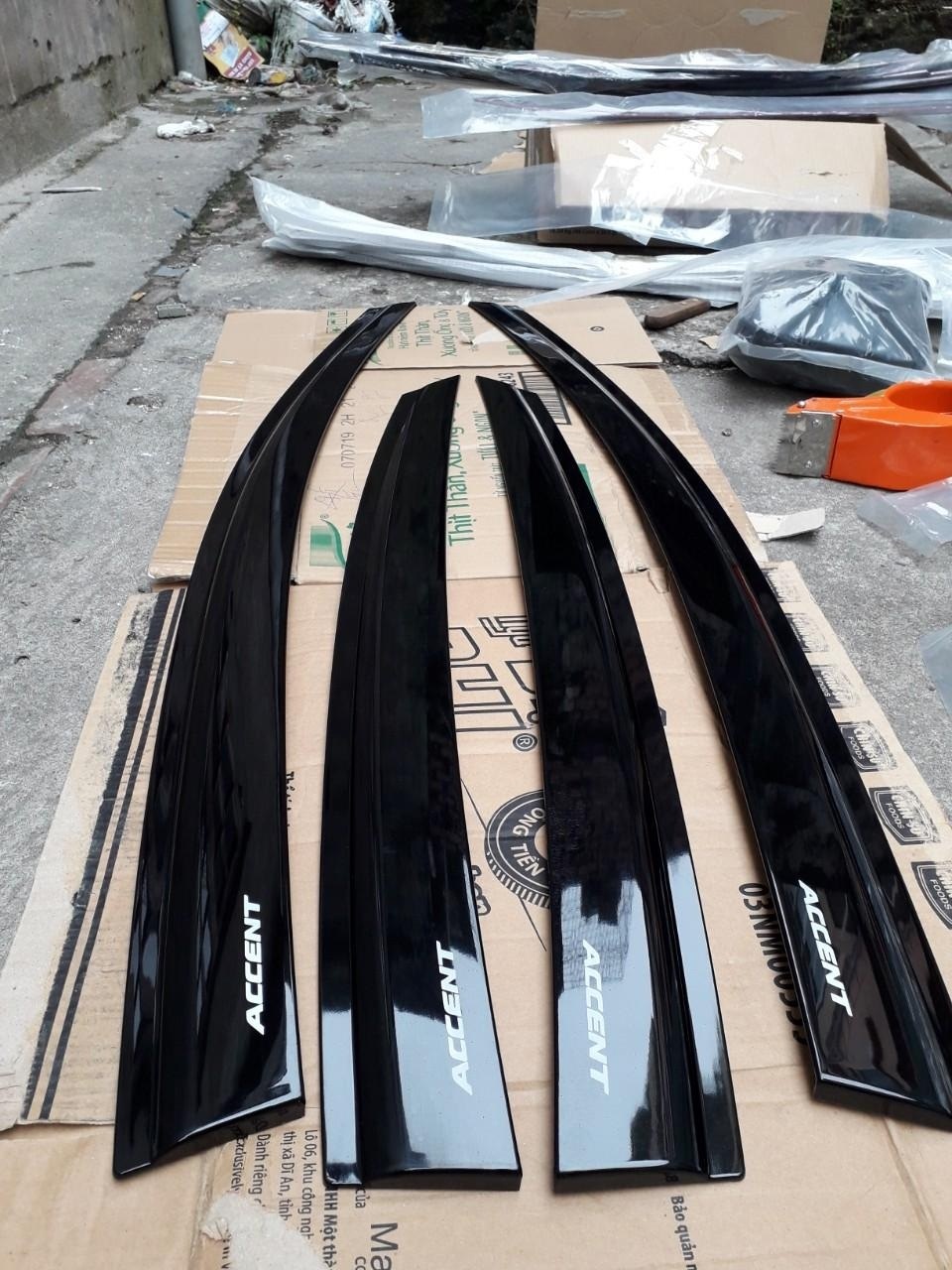 Bộ vè che mưa đen thái dành cho xe Hyundai Accent đời 2018, 2019, 2020, 2021, 2022( Chữ Accent in trên 2 cánh dài).