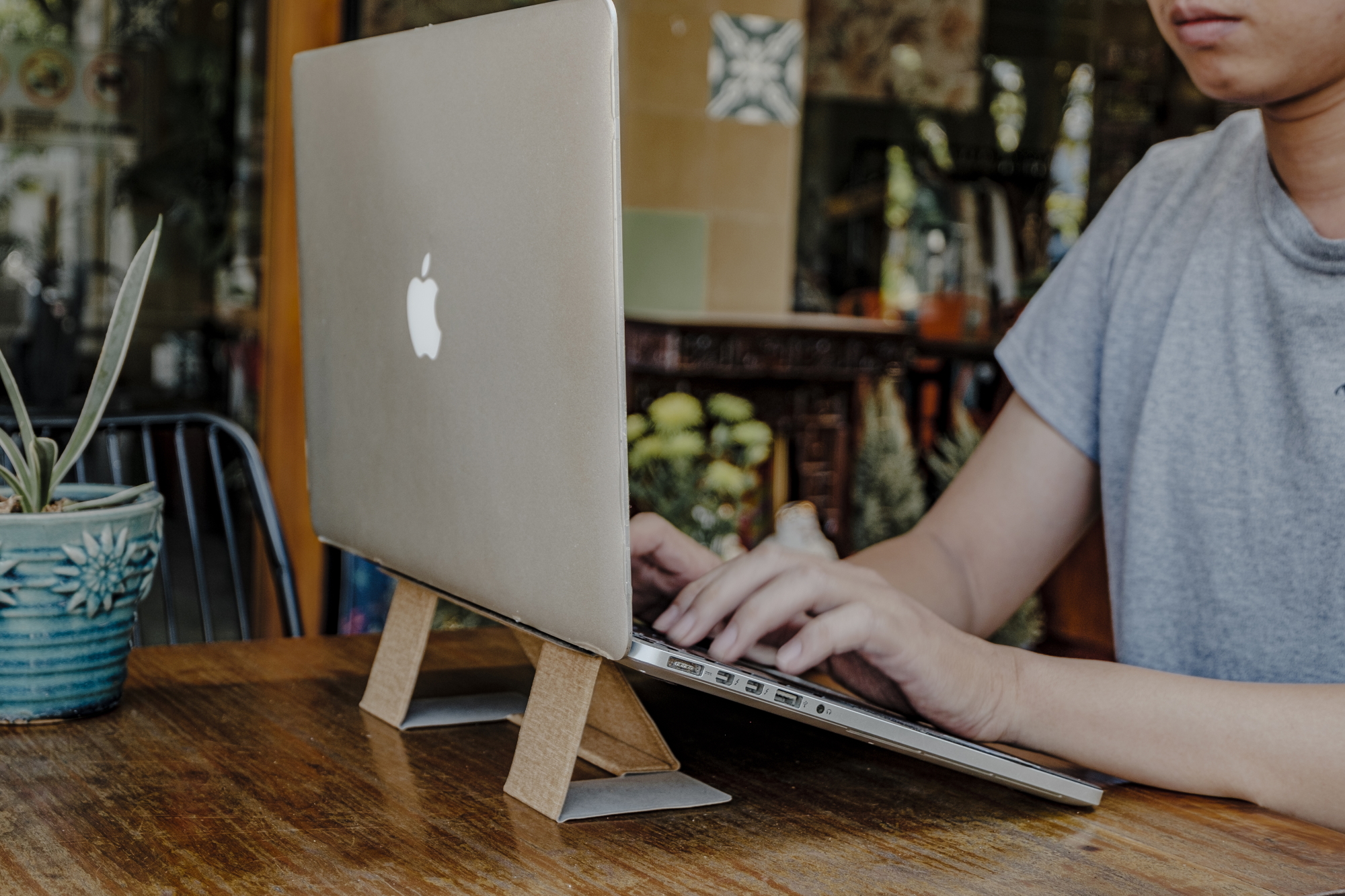 Đế nâng tản nhiệt vô hình cho Laptop, Macbook PowerX Laptop Stand siêu mỏng - gọn nhẹ