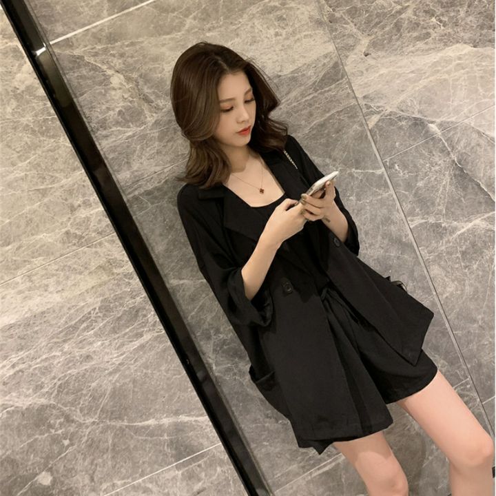Set áo blazer cộc tay kèm quần short và áo bên trong sang chảnh