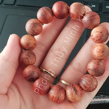 (HÀNG MỘC vân đặc biệt)Vòng tay gỗ sưa dây đỏ 16 ly.Vòng tay may mắn ,bình an ,tài lộc.Tặng kèm hộp đựng cao cấp,