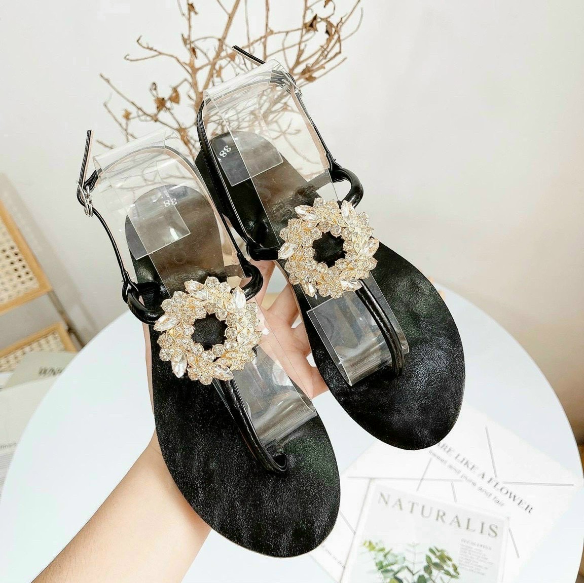 Giày sandal xỏ ngón , khóa tròn hình hoa đính đá