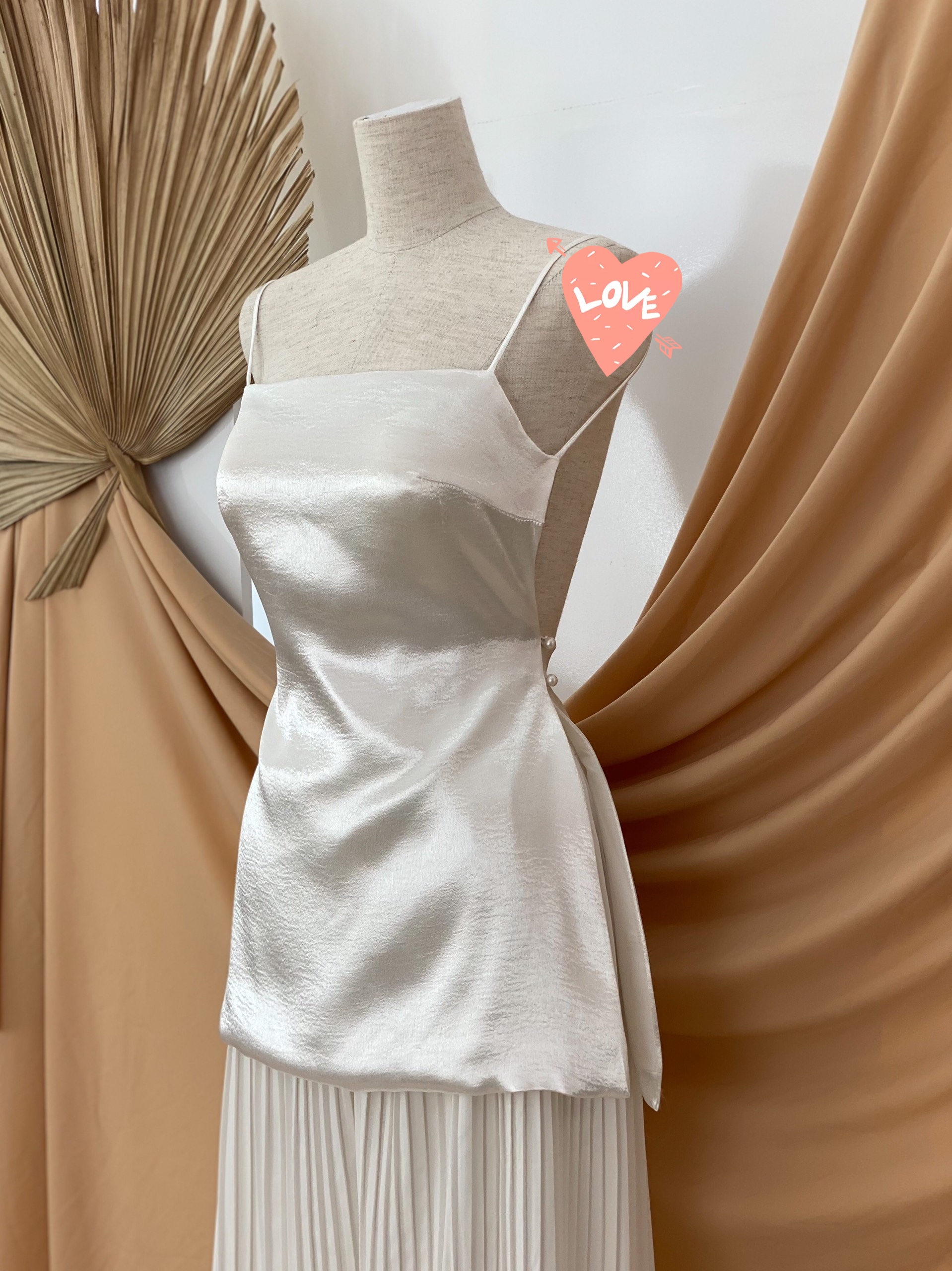 Áo lụa nhũ 2 dây hở lưng đính ngọc sang chảnh