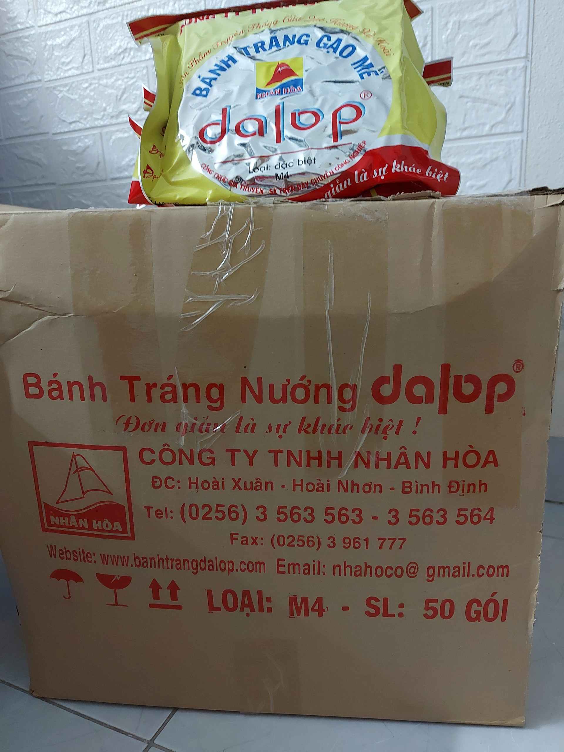 Thùng 50 gói bánh tráng gạo mè Dalop Đặc sản xứ Hoài, Bình Định