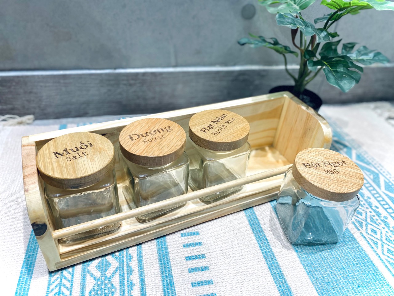 Combo 4 hủ đựng gia vị, lọ đựng gia vị, hộp đựng gia vị thủy tinh nắp gỗ khắc kèm khay gỗ Thông 400ml