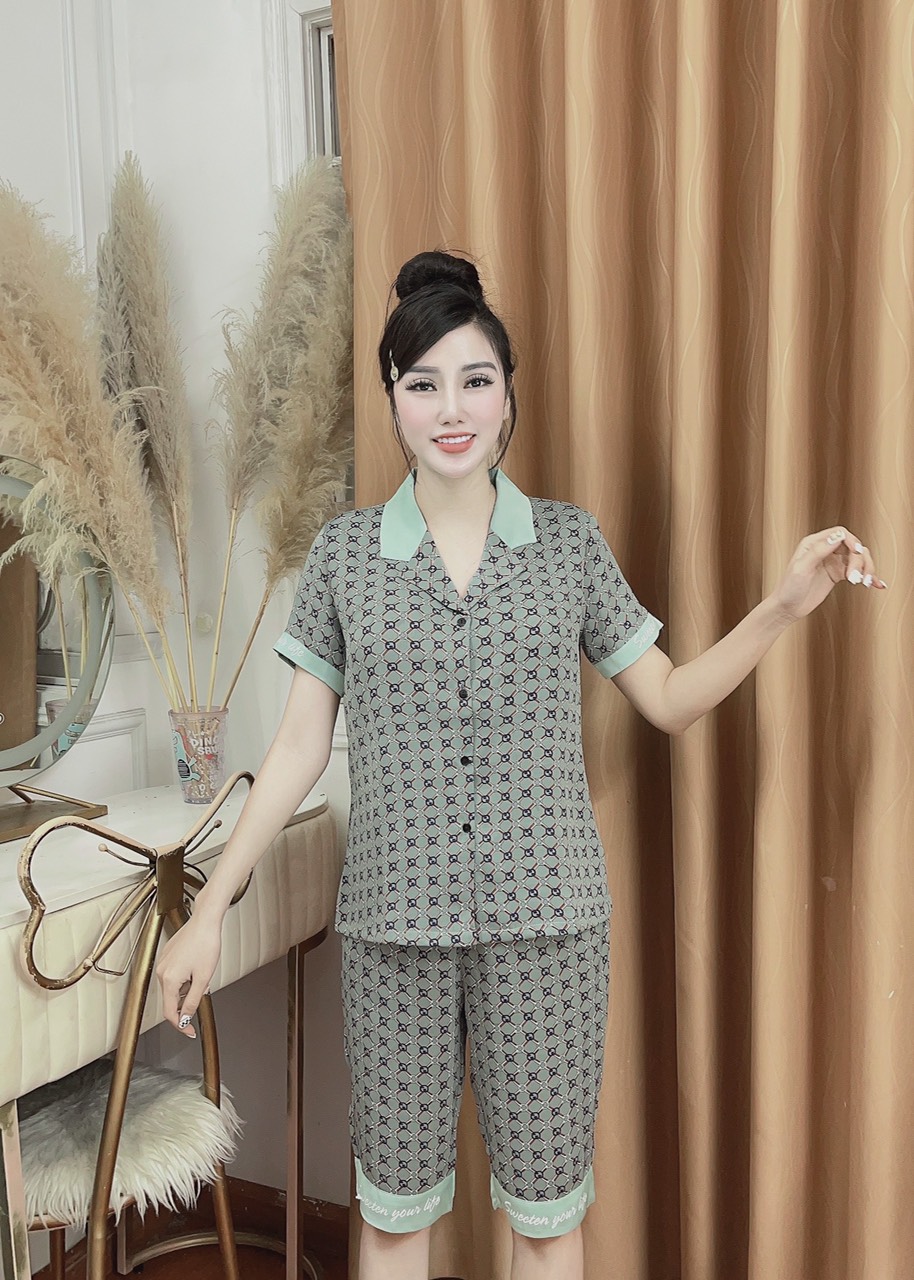 Đồ bộ mặc nhà nữ thương hiệu Sweeten Your Life chất liệu lụa họa tiết GC xanh phối ngọc bích SXH221373