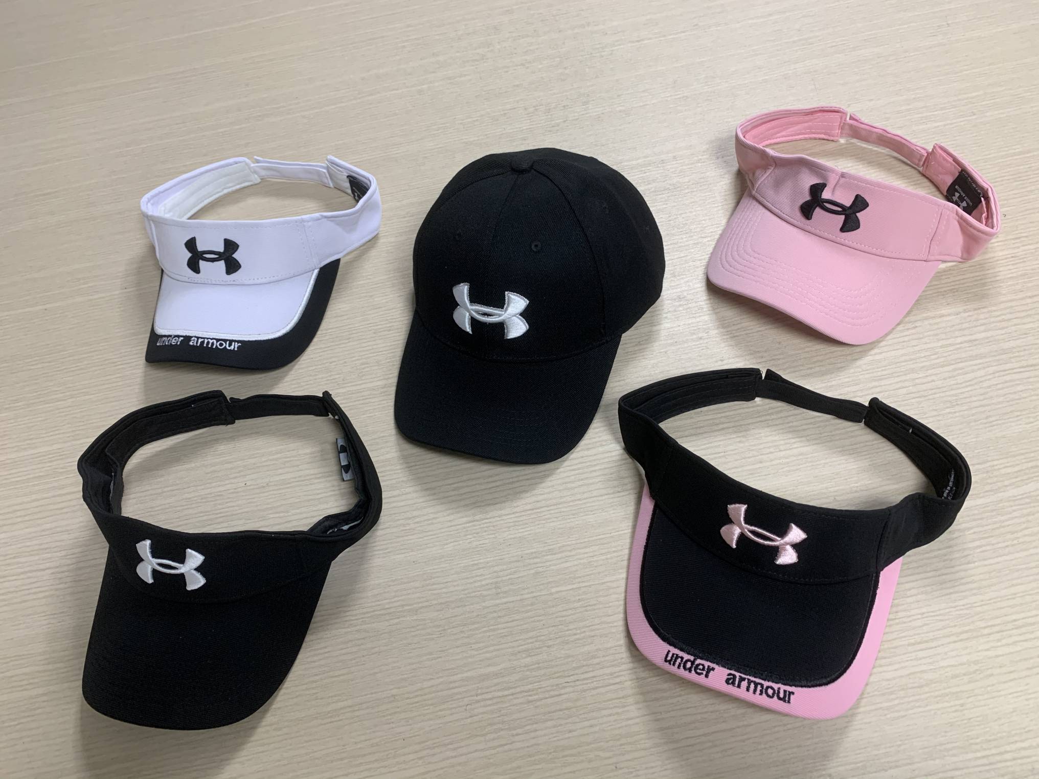 Underarm Hats and the UA Army. Sports half-suntan lotion, the style of the man who loves the hat.