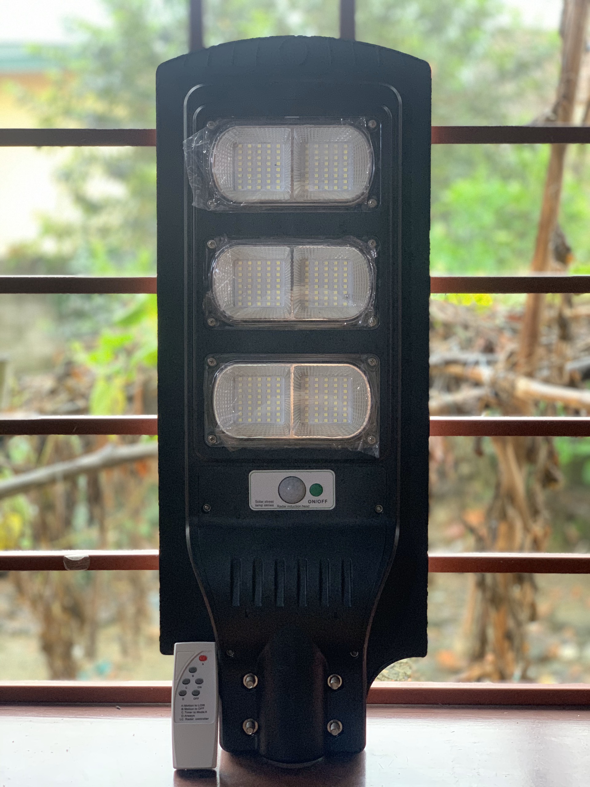 Đèn Led Năng Lượng Mặt Trời 90W- Chiếu sáng đường phố, cổng , sân vườn- Cảm biến chuyển động, cảm biến ánh sáng