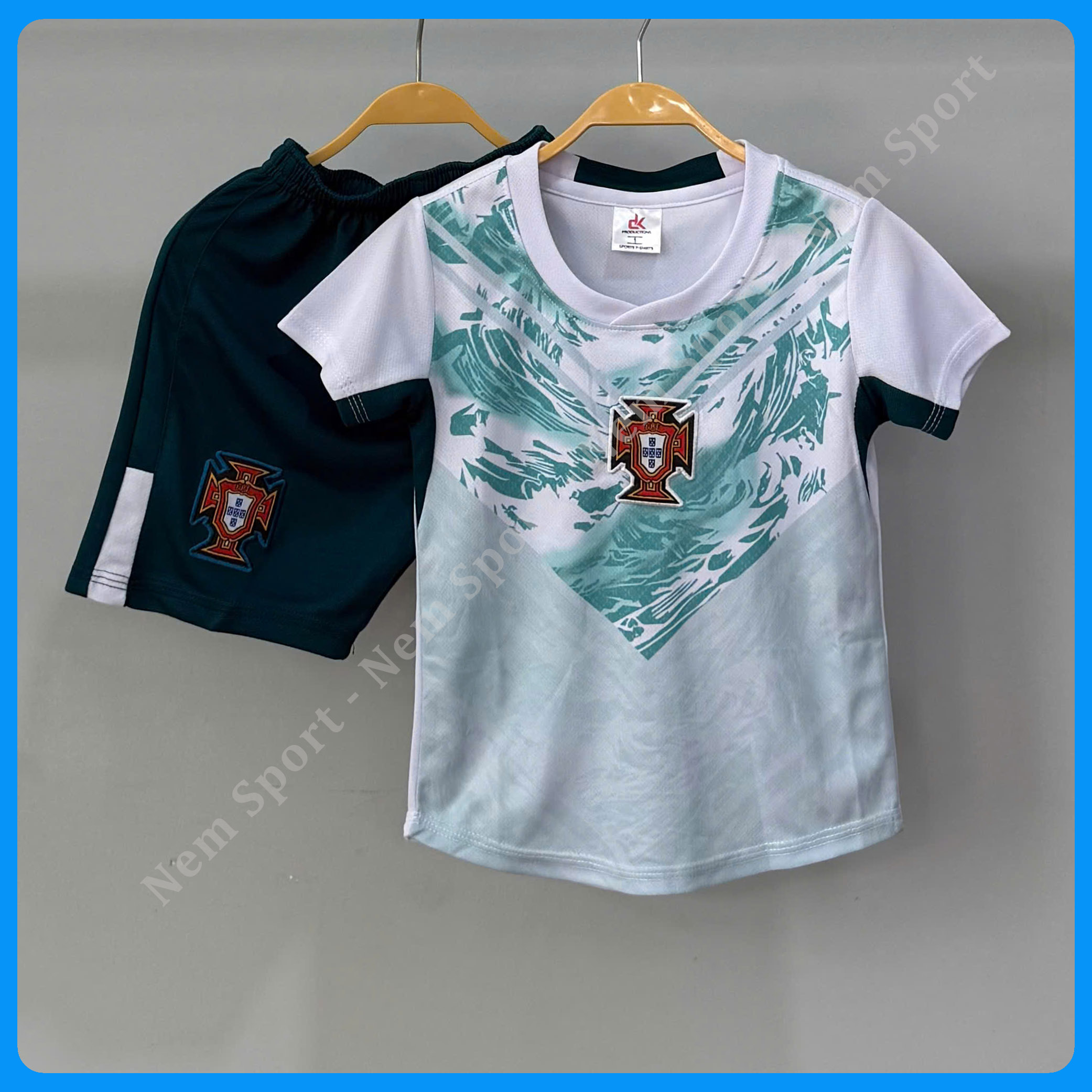 Quần Áo Bóng Đá Trẻ Em Đội Tuyển BỒ ĐÀO NHA Màu Trắng Xanh WC 26/27 - Chất Vải Thun Mè Ziczac