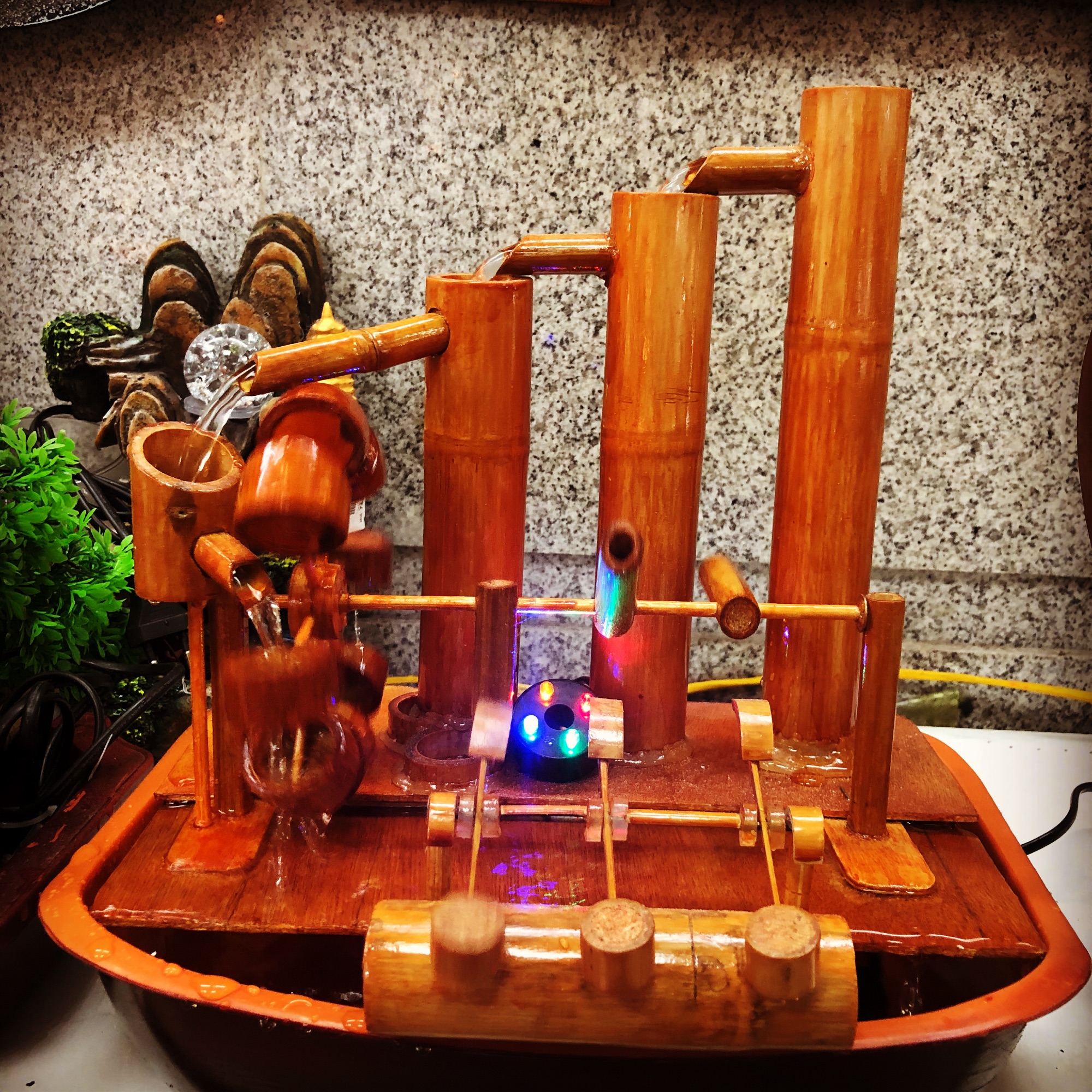 Thác nước phong thuỷ chất liệu bằng tre để bàn được làm thủ công tỉ mỉ, đẹp mắt, đem đến tài lộc: Gõ nhịp đón tin lành