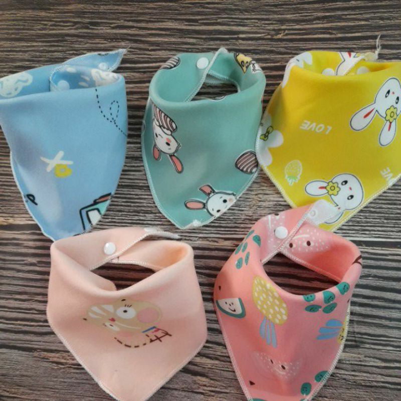 B6 - Yếm Tam Giác Nỉ Cúc Bấm