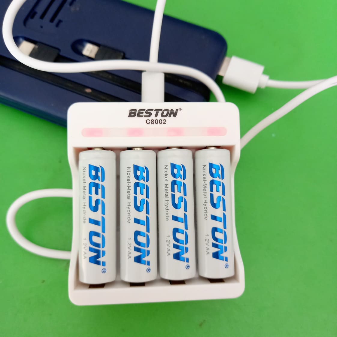 Bộ 04 Pin tiểu sạc AA 1200 mAh kèm Sạc pin chính hãng BESTON C8002 Dòng sạc tiêu chuẩn Tự ngắt điện sau 9.5h