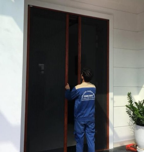 Cửa lưới chống muỗi Quang Minh kết hợp rèm chống nắng (màu vân gỗ)