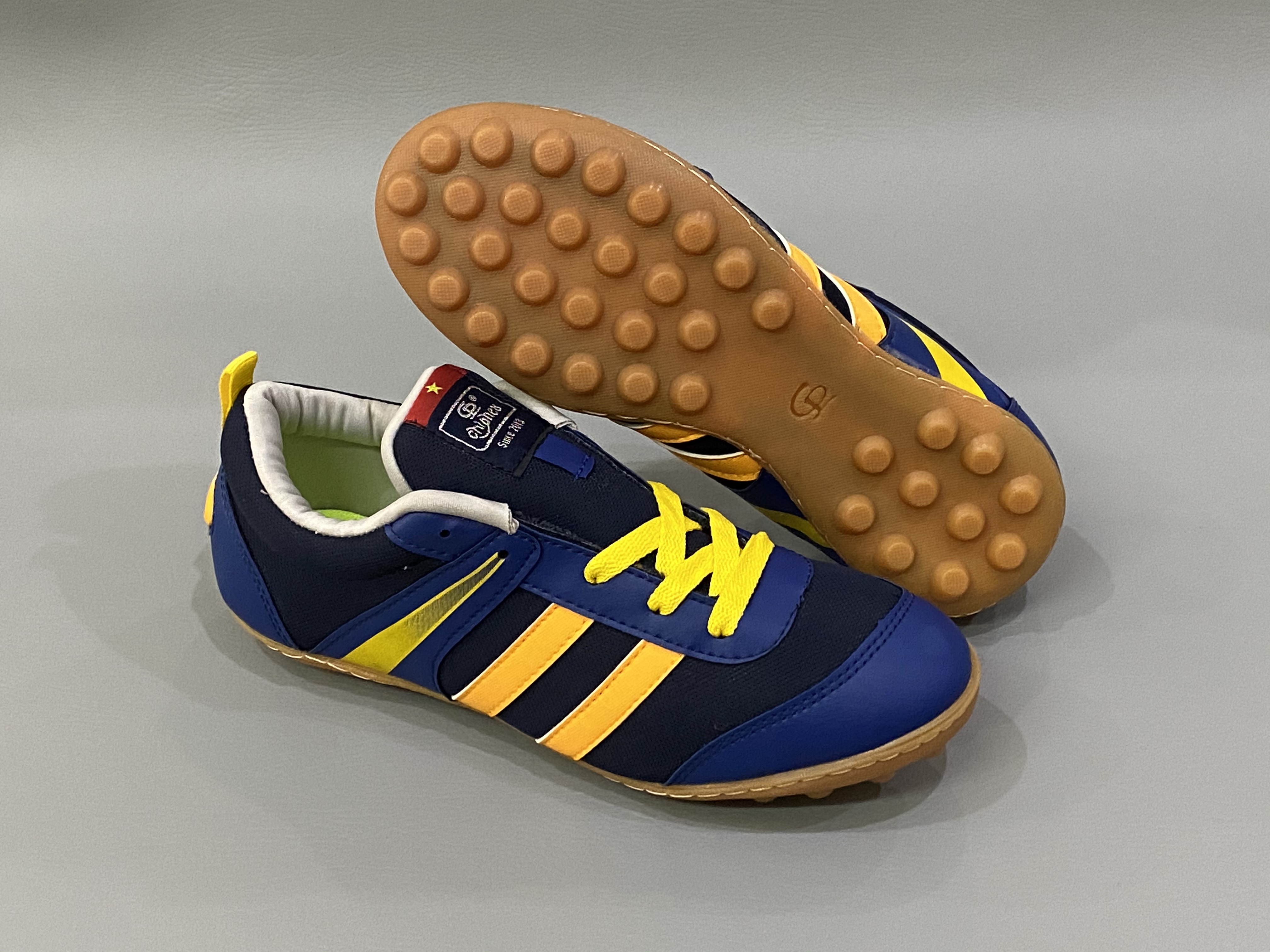 Giày Đá Bóng Vải Sân Cỏ Nhân Tạo Đinh Tròn Đã Khâu Đế