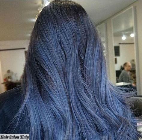 Nếu bạn là một người yêu thích cái mới, những kiểu tóc độc đáo thì chắc chắn không thể bỏ qua tóc màu xanh dương đen. Với sự pha trộn tinh tế giữa màu xanh dương và đen, tóc của bạn sẽ trở nên bí ẩn và đầy sức hút. Nhấn vào hình ảnh liên quan để khám phá cách nhuộm tóc này.