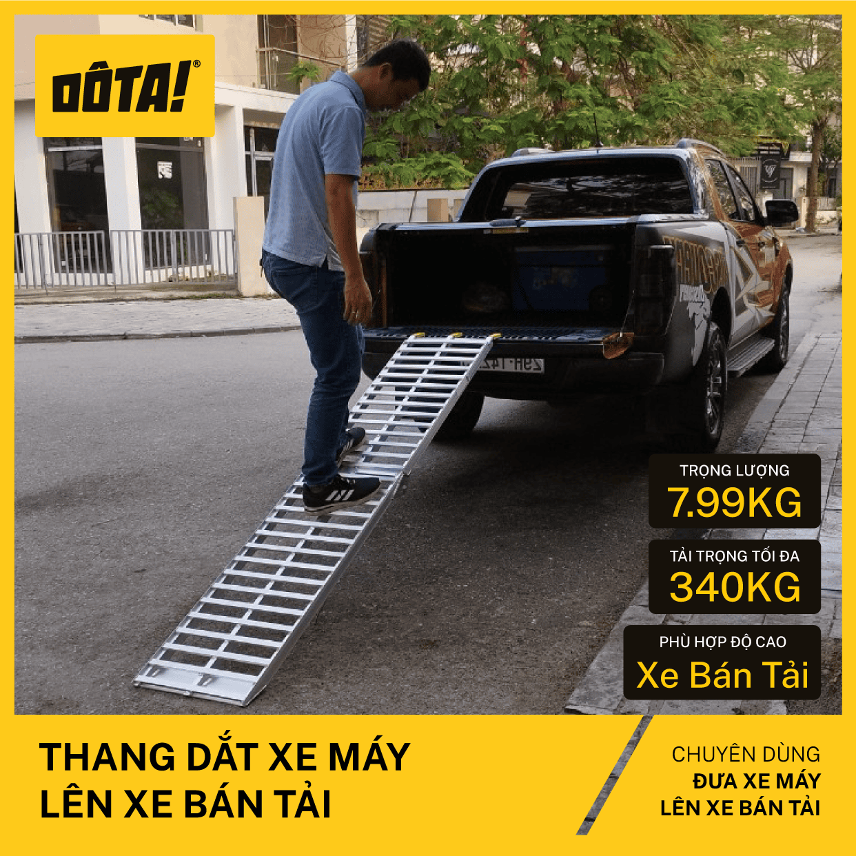 Thang dắt xe máy lên xe bán tải