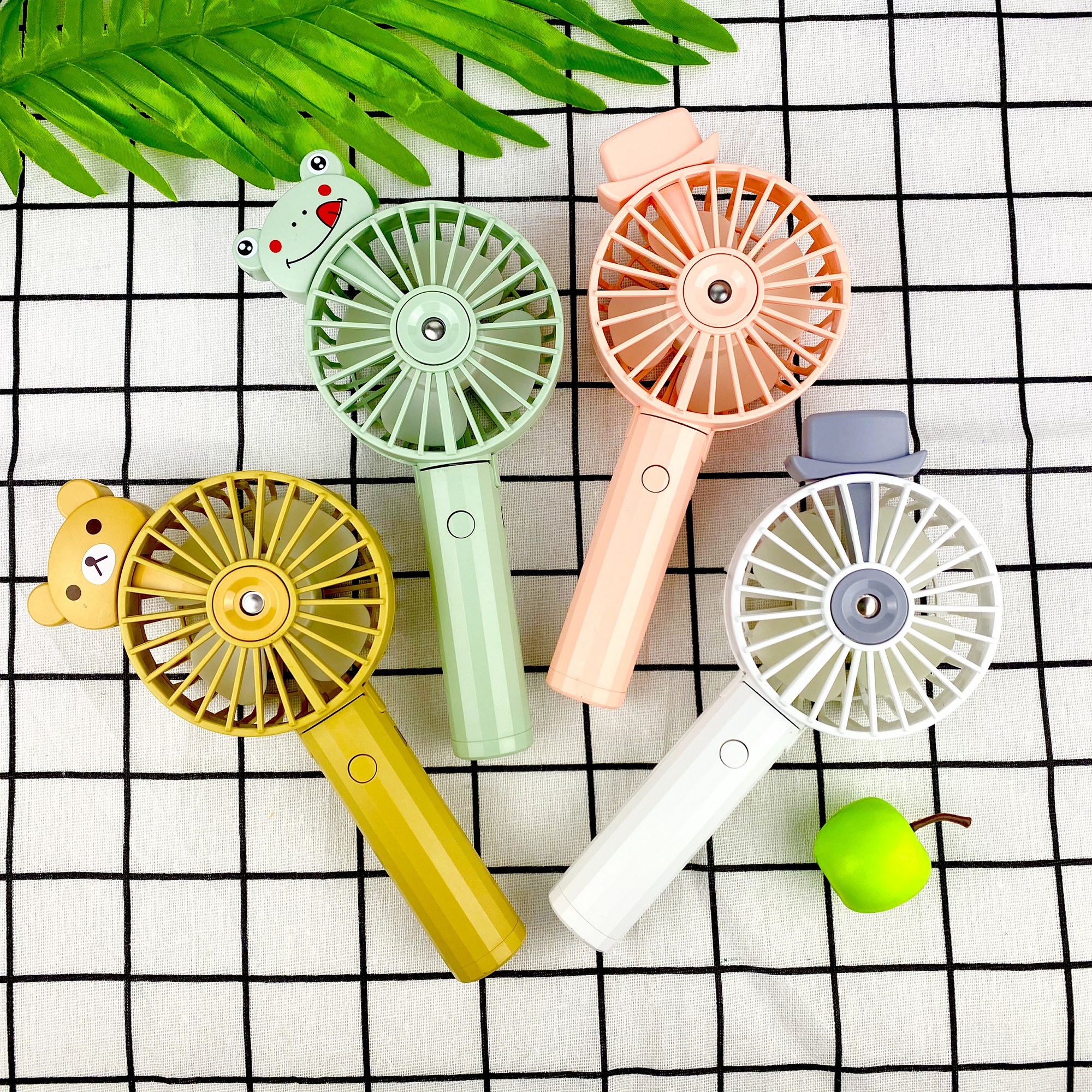 Quạt cầm tay phun sương mini F950 sạc pin tích điện 3 tốc độ gió mát gấp gọn để bàn