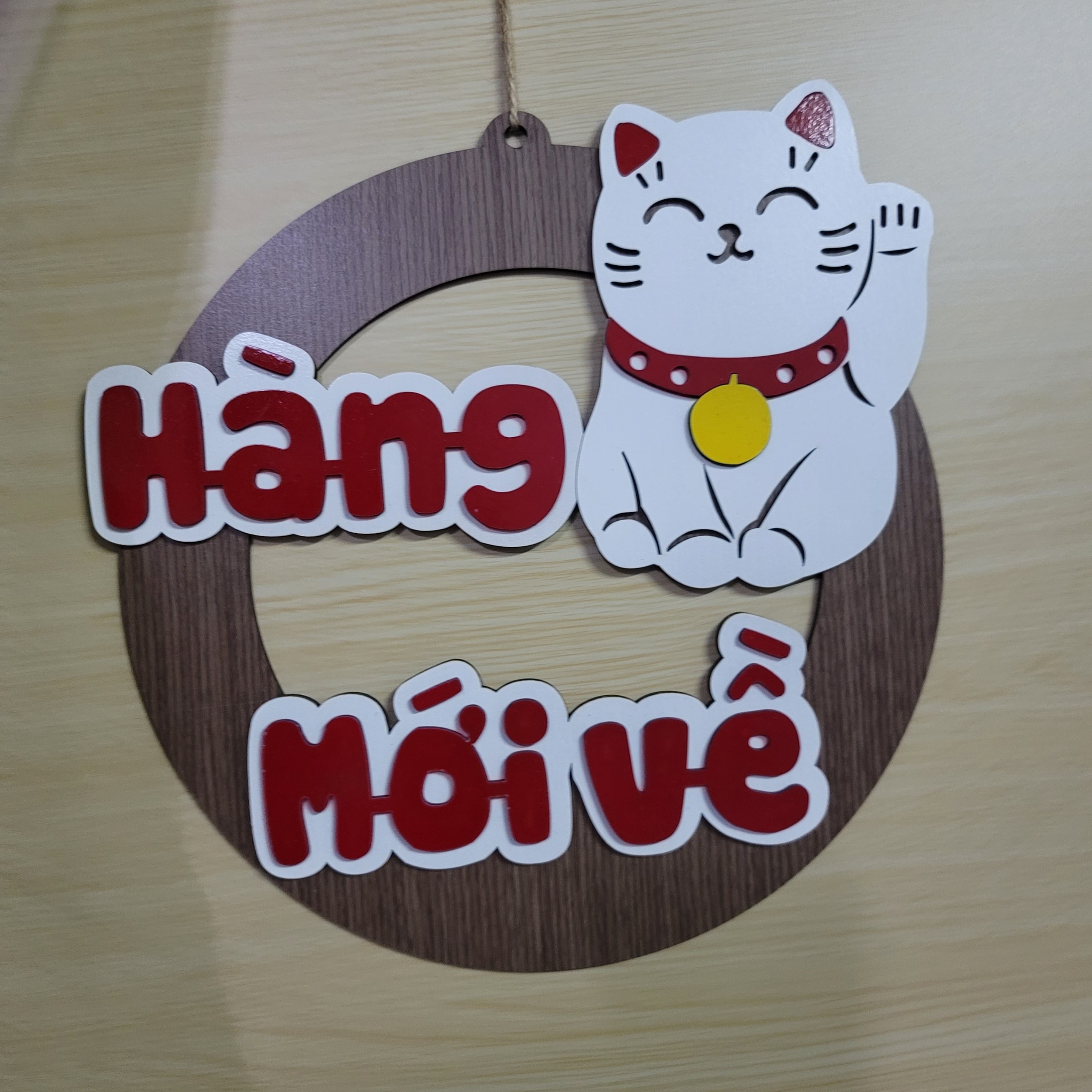 Biển gỗ treo tường trang trí mèo thần tài chữ hàng mới về dễ thương