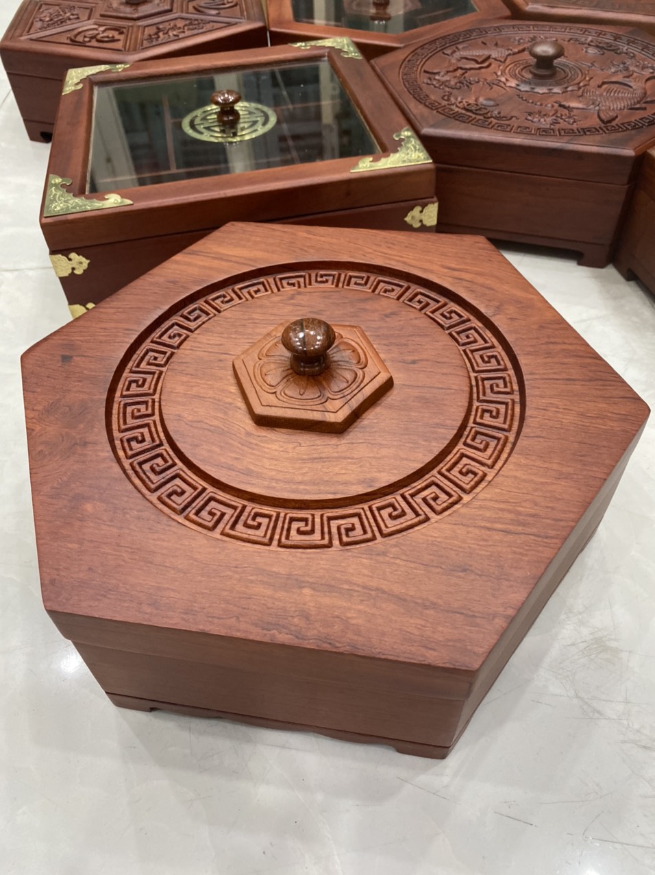 Khay Đựng Bánh Kẹo Ngày Tết bằng Gỗ Hương Cao Cấp Trơn Lục Giac - khay đựng mứt tết bằng gỗ