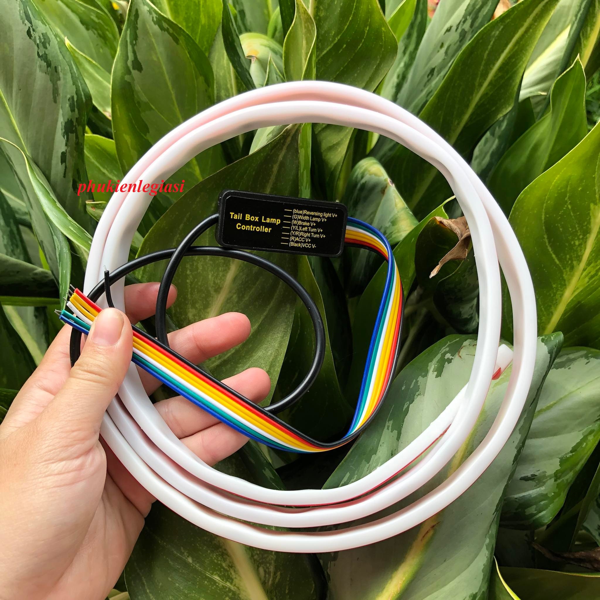 Đèn led chạy dán cốp sau nhiều màu tự động dài 1m2 có chế độ xi nhan và phanh và đèn lùi và đèn chạy đêm