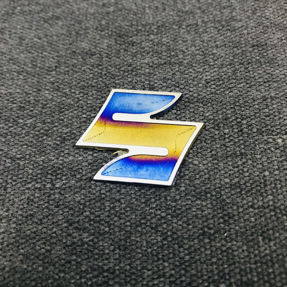 [MỌI NGƯỜI ƠI] Tem titan LOGO CHỮ SUZUKI dán trang trí mặt nạ xe, hông sườn xe, bửng xe (mẫu chữ)