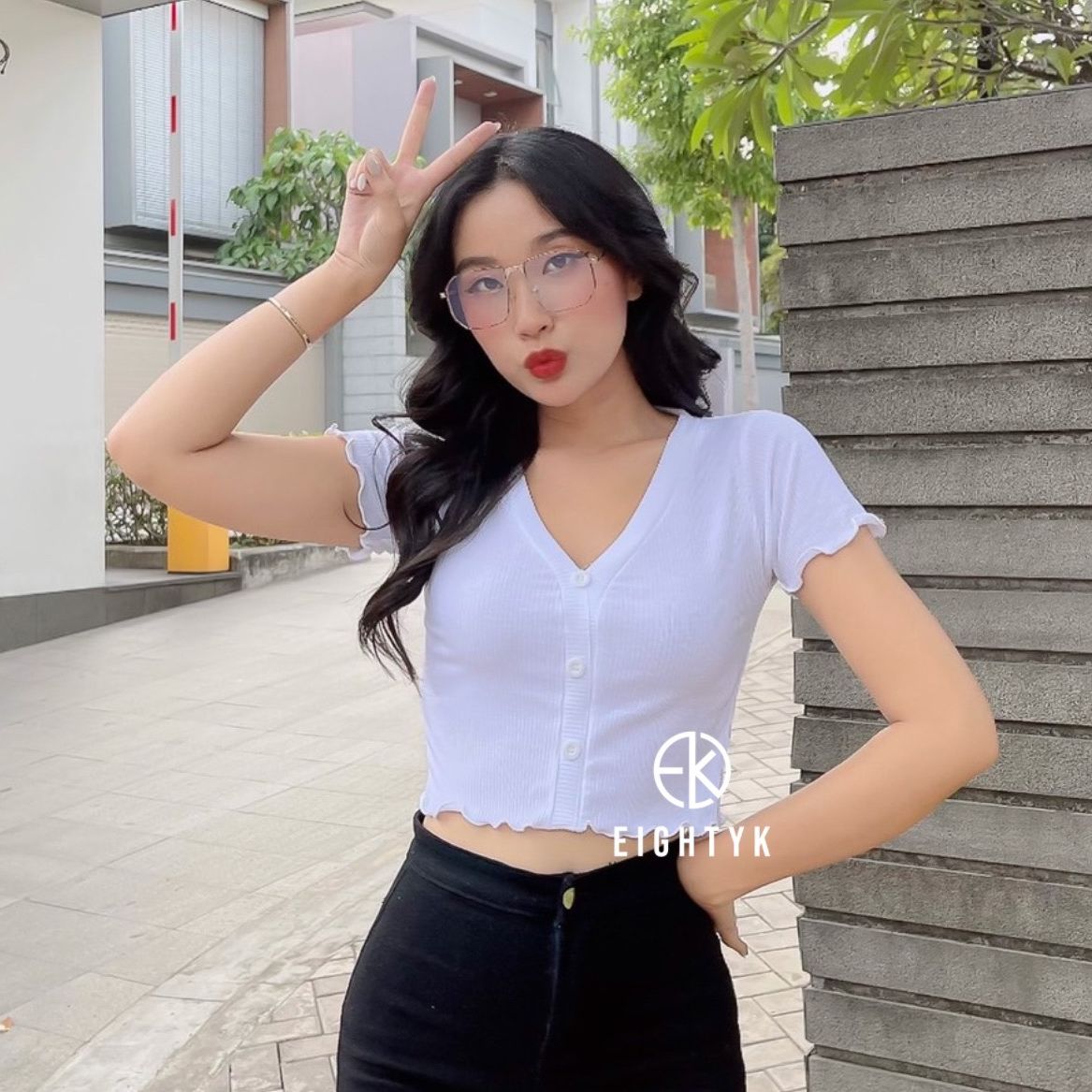 Áo croptop tay ngắn cổ v phối nút
