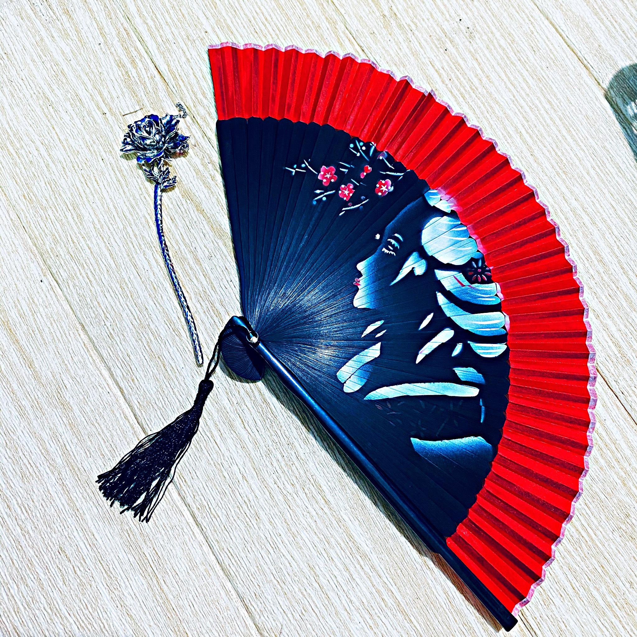 Quạt xếp cổ trang xòe đỏ thiếu nữ cầm tay phong cách cổ đại cosplay