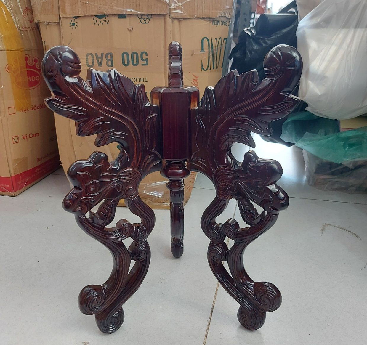 Chò gỗ 3 chân đặt đĩa trái cây thờ cúng chạm khắc hoa văn cao 40cm