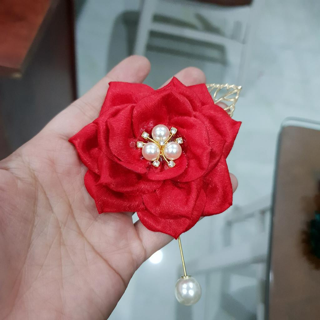 Cài áo hoa sen đỏ đính đá trai/ Hoa sen cài áo/ Trang phục cho sự kiện