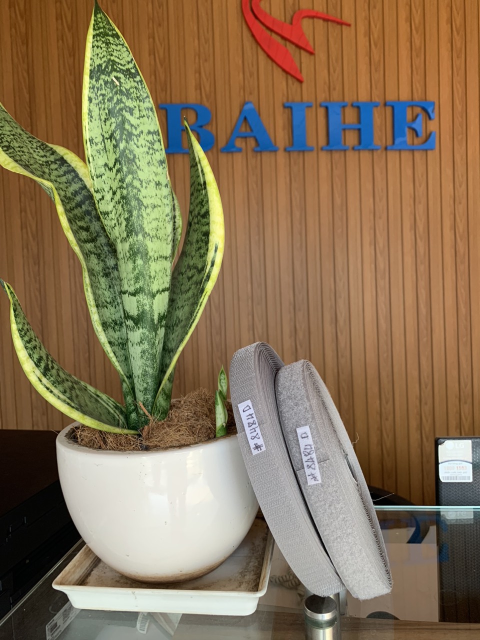 Velcro Dán xé, Băng dính gai, khóa nhám, Băng gai dính hiệu HOOK & LOOP 1 mét đôi, có nhiều màu,rộng 38mm.