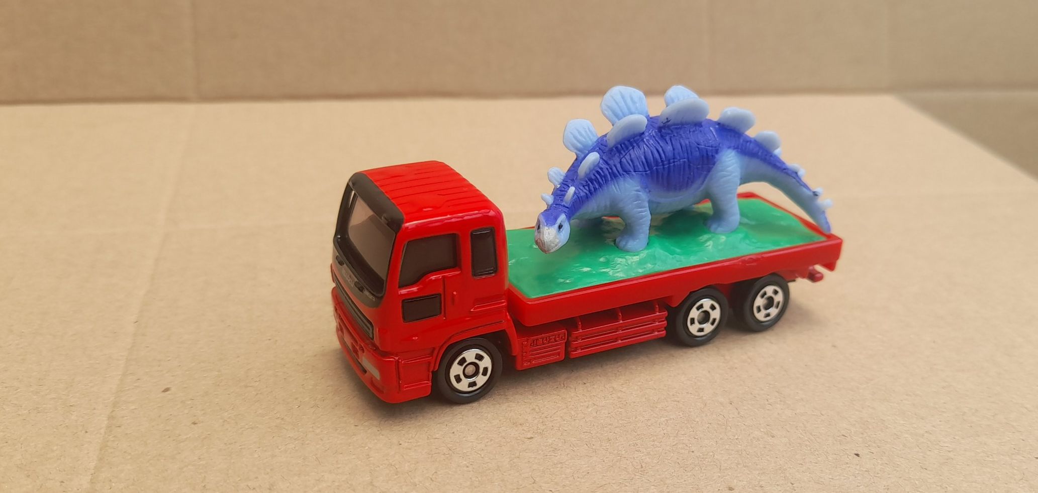 Xe mô hình Tomica - Xe tải Isuzu Erga chở khủng long gai rất dễ thương cho bé hay sưu tập