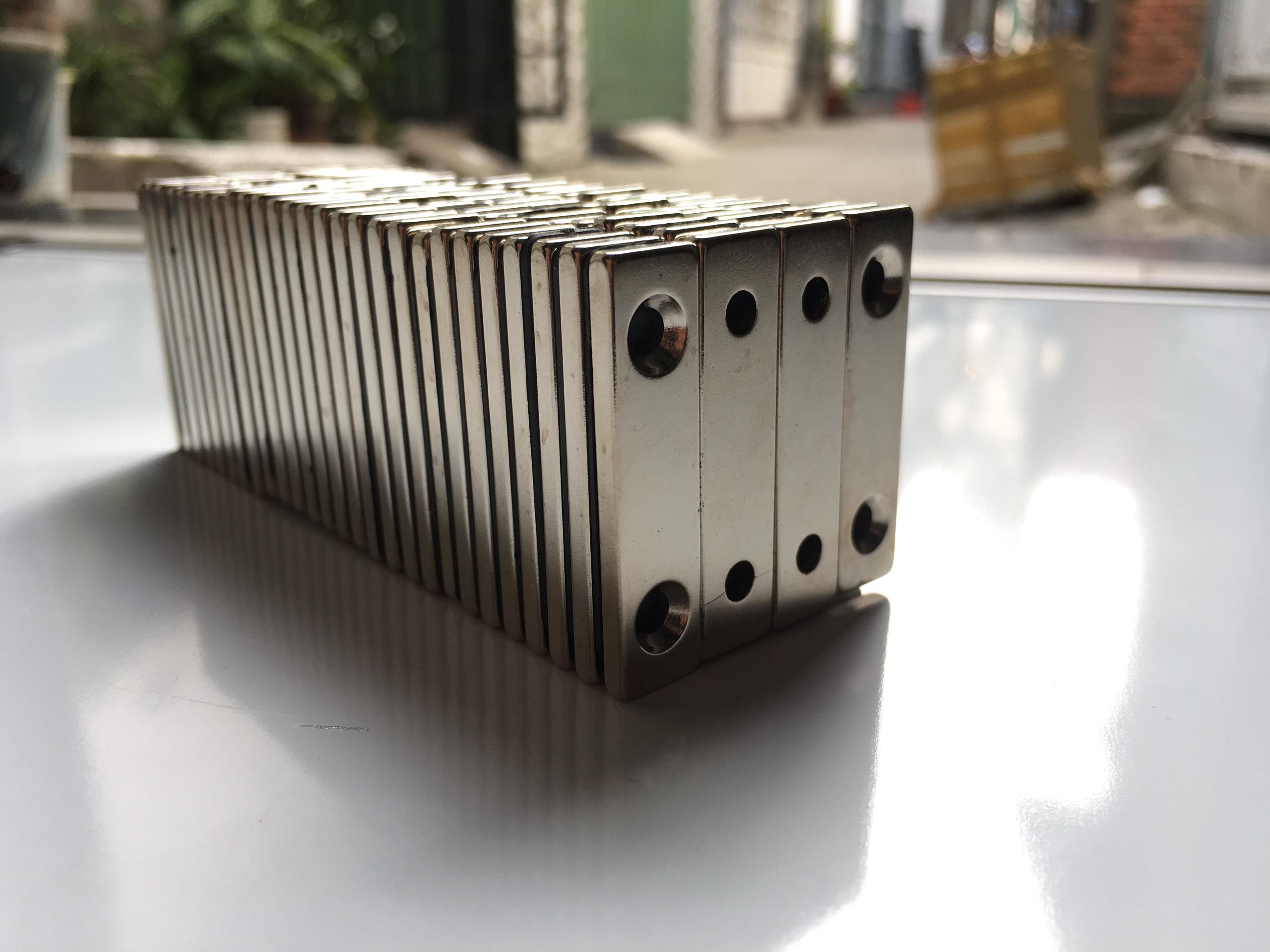 [HCM]Nam châm cửa gỗ nam châm siêu mạnh hình chữ nhật có lỗ 40x10x3 có 2 lỗ vát