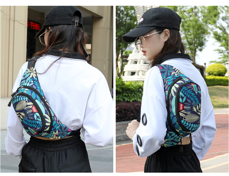 Túi đeo chéo thời trang họa tiết.