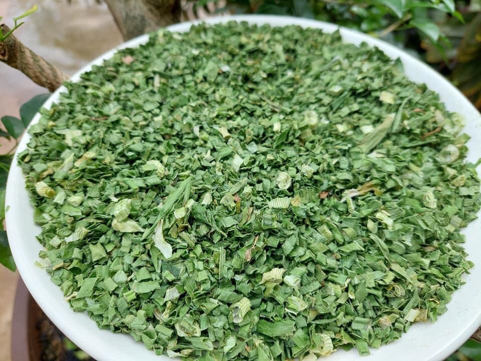 500gram hành lá sấy khô, có màu xanh tự nhiên của lá hành, vị thơm đặc trưng - đảm bảo an toàn vệ sinh
