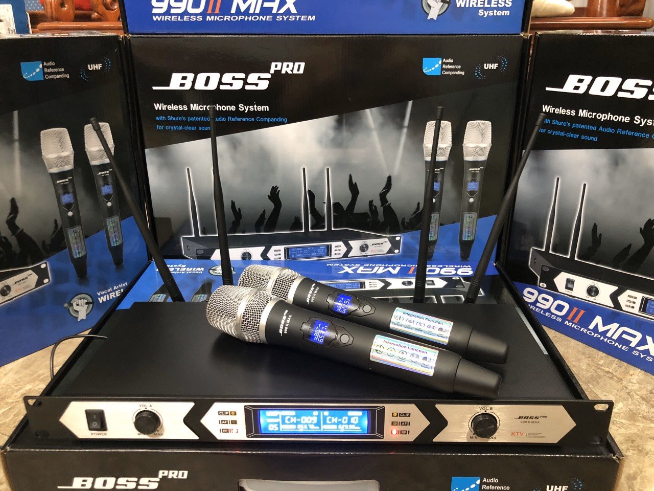 Top 10 Chiếc Micro Chuyên Hát Karaoke Hay - Micro Không Dây BOSE PRO 990II MAX Độ Nhạy Cao, Lọc Âm Tốt Hát Cực Hay, Chất Âm Trong Trẻo, Ới Nhiều Tính Năng Hiện Đại Sử Dụng Cho Hát Karaoke, Hội Trường, Phát Biểu, Biểu Diễn...