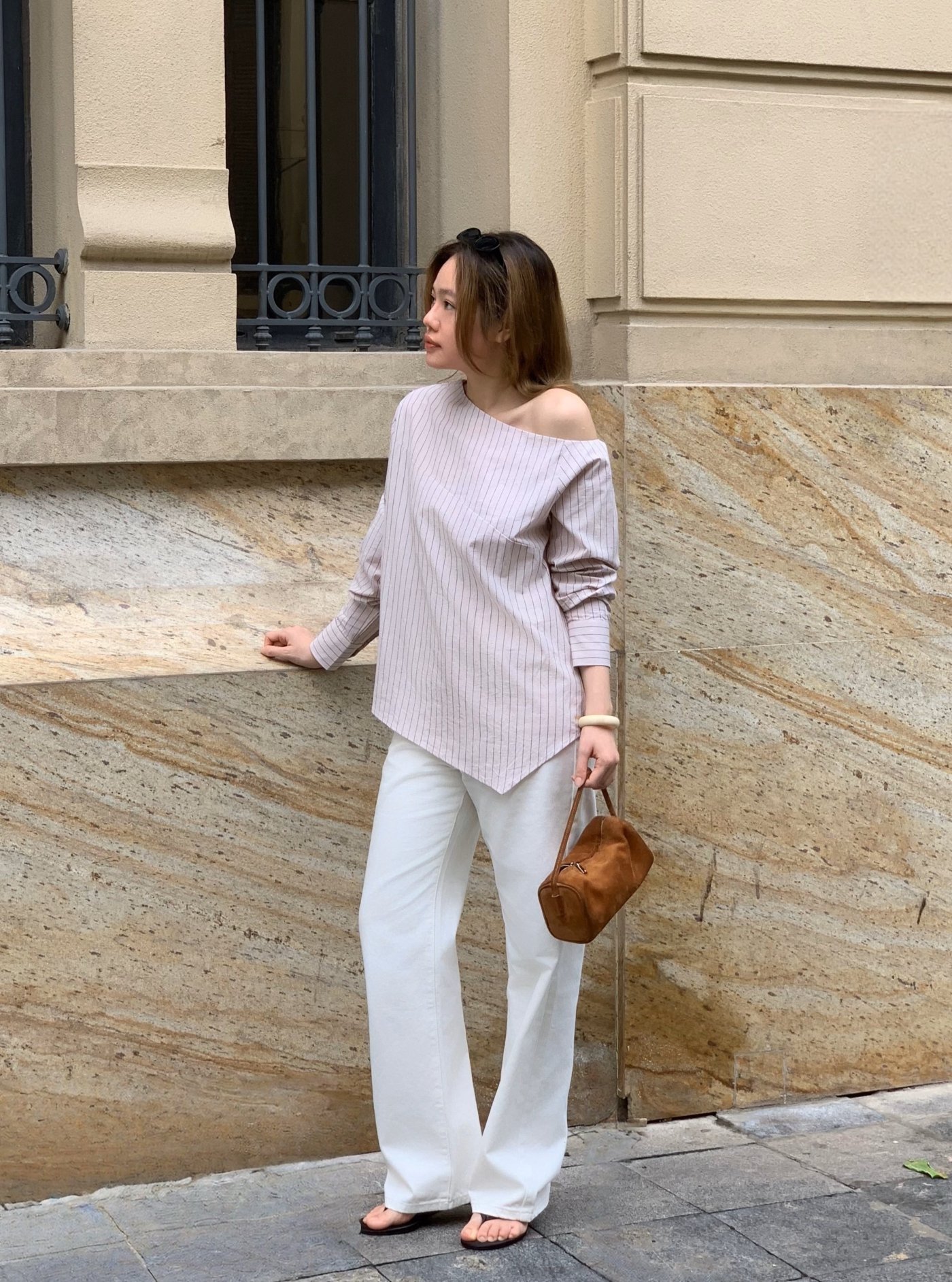  AOEM STUDIOS - KYOMI BLOUSE - ÁO LỆCH VAI DÁNG RỘNG 