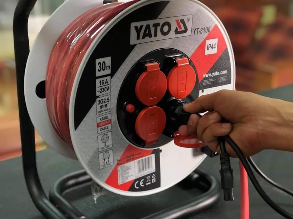 Ổ cắm quay tay kiểu rulo công suất 16a-30m yato yt-8106