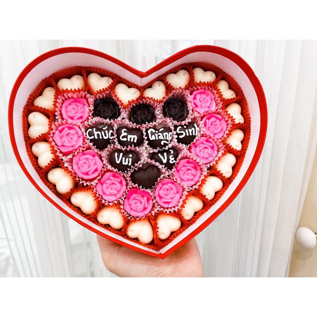 Bạn đang tìm kiếm một món quà mang đầy ý nghĩa để dành tặng cho người yêu của mình trong dịp Valentine? Hãy thử khám phá hộp Socola Valentine độc đáo với các hình vuông đầy sáng tạo. Bên trong chính là những viên socola ngọt ngào, sẽ đem lại cho người nhận những trải nghiệm ngon miệng và lãng mạn nhất.