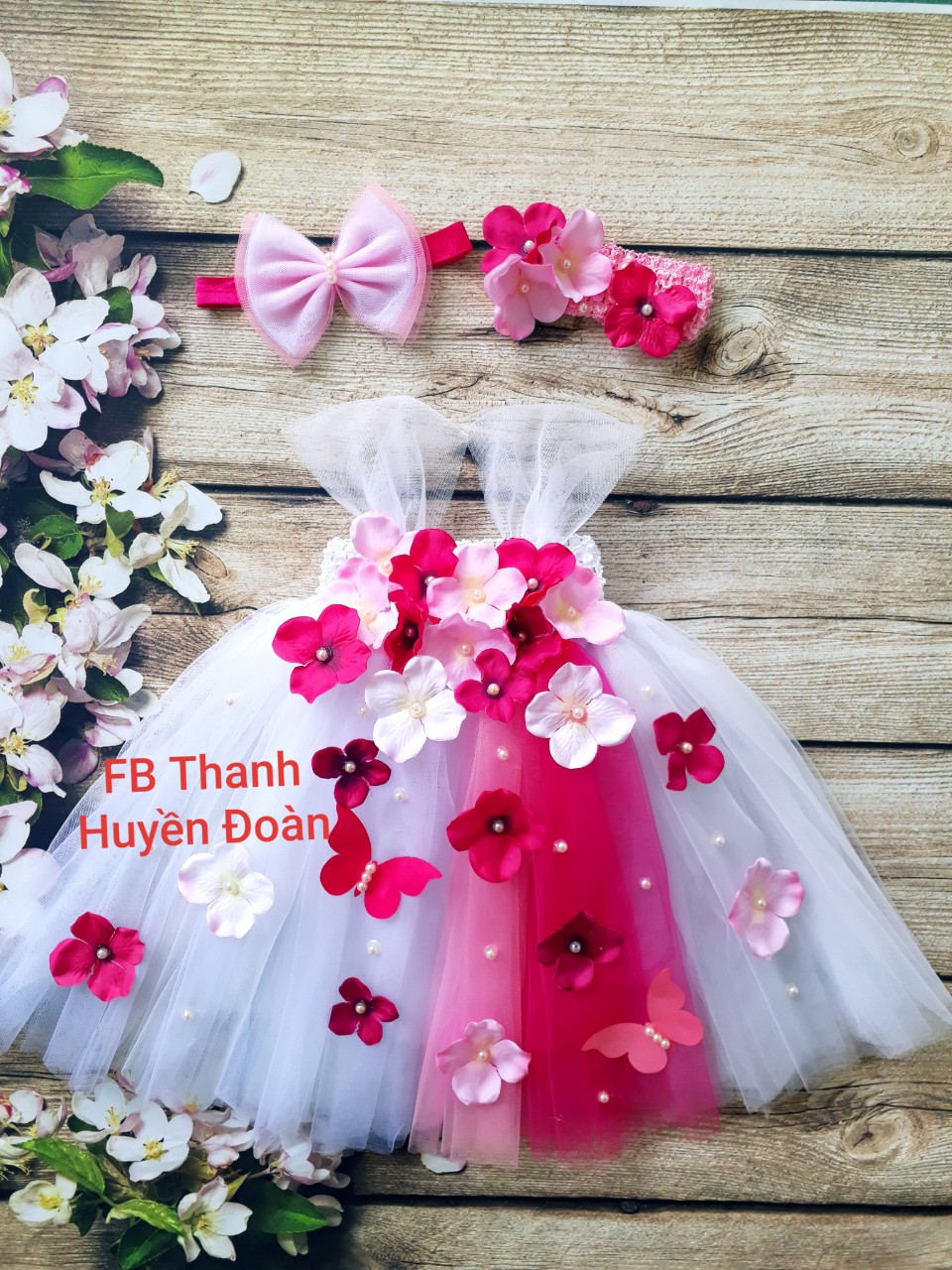 Váy công chúa bé gái màu trắng pha 4 sợi hồng -hoa bướm nhiều màu cho bé từ 0 - 10 tuổi