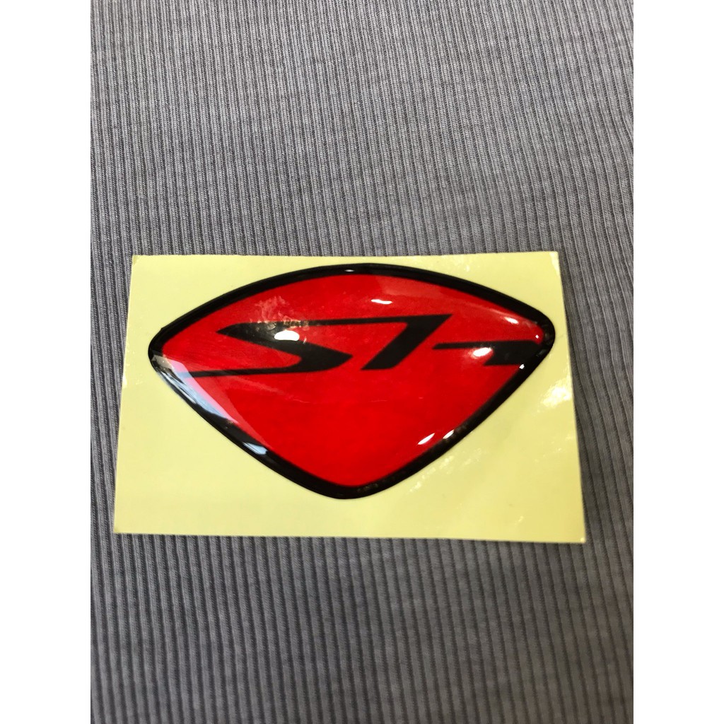 Tem logo SH sắc nét nền đỏ chữ đen