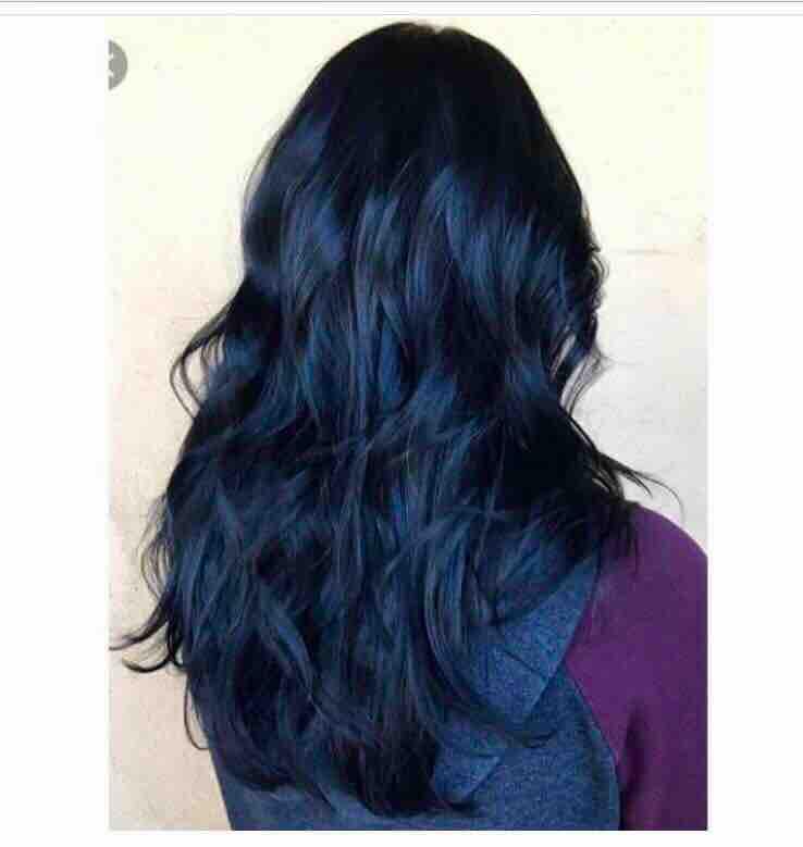 Hình ảnh tóc nhuộm màu xanh dương sẽ khiến bạn bật mí rằng đây là xu hướng tóc nổi bật nhất hiện nay. Từ các tông màu nhạt nhẹ như xanh ngọc đến những sắc tím lấp lánh, hãy để khả năng sáng tạo thể hiện bản thân với mái tóc xanh dương đầy cuốn hút.