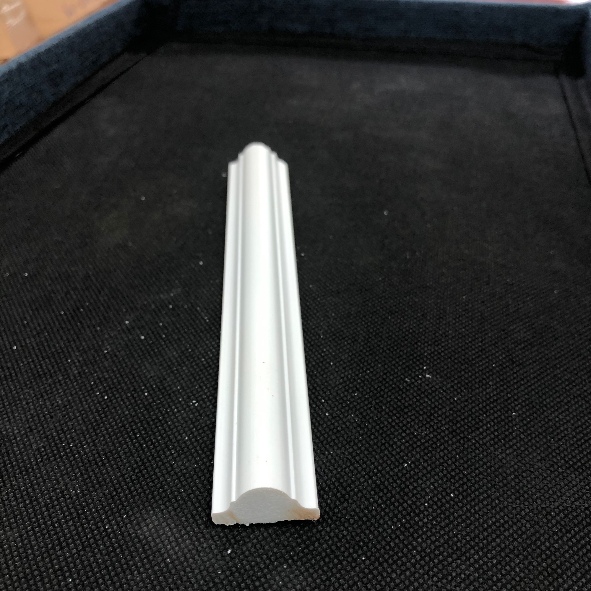 Phào chỉ nhựa cứng PS màu trắng hoàn thiện bề mặt bản 2.4cm cân