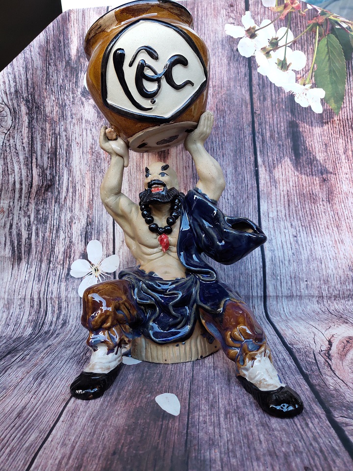 Tượng gốm Lỗ Trí Thâm vác lu cao 37 cm