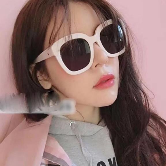 Thời trang chữ v mắt mèo hot 2018