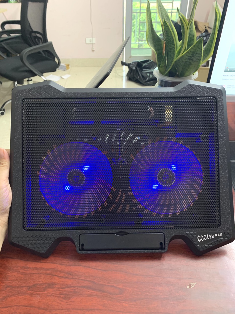 Đế Tản Nhiệt Quạt tản nhiệt Laptop Cooler Pad 2 Quạt lớn, Đèn Led, Đế Nâng 17 Inch Trở Xuống
